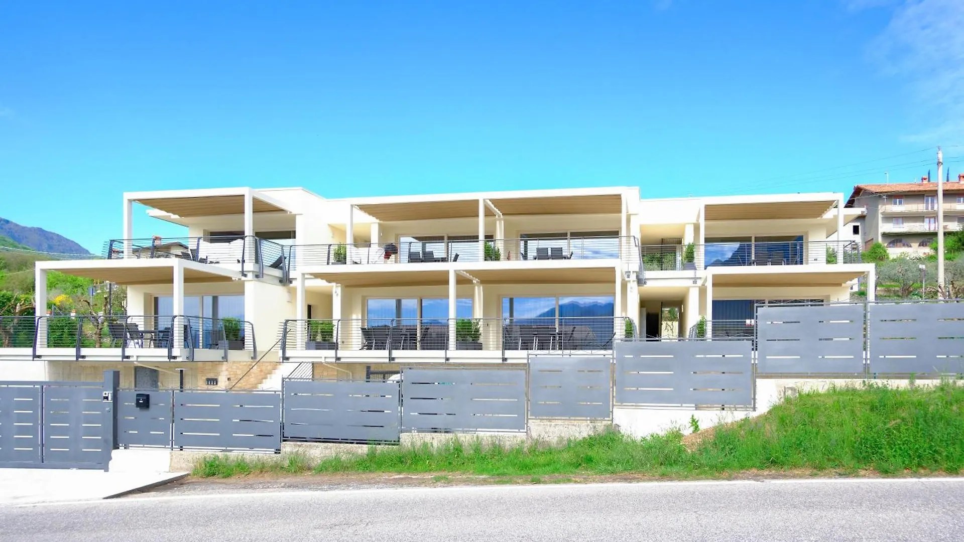Costa Blu-Pool And Terrace With Lake View ريفا ديل سولتو 0*,  إيطاليا