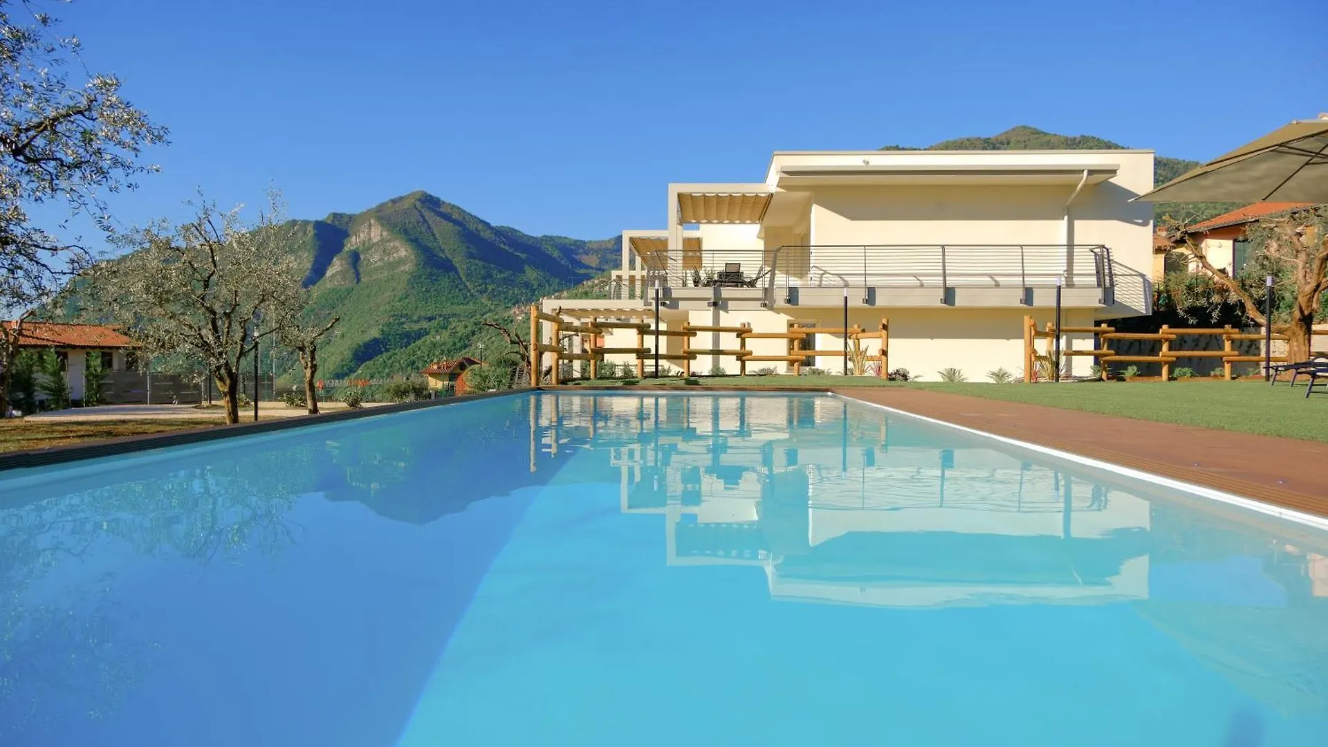 Costa Blu-Pool And Terrace With Lake View ريفا ديل سولتو